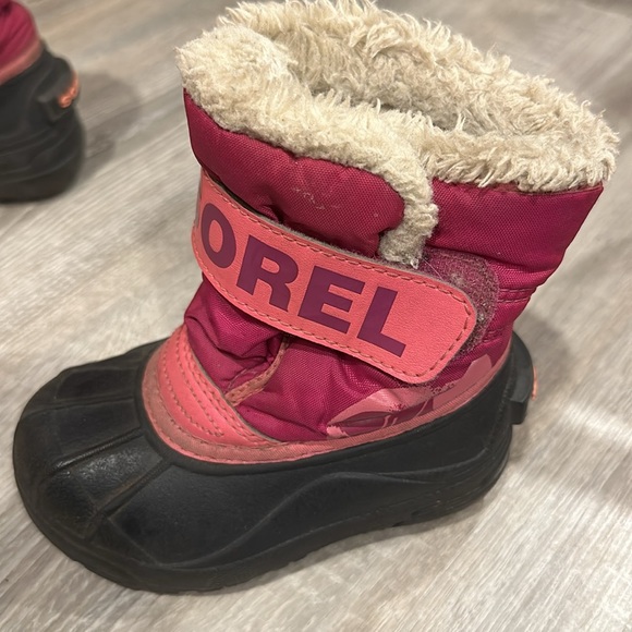 Toddler size 8 girls Sorels - Picture 2 of 2
